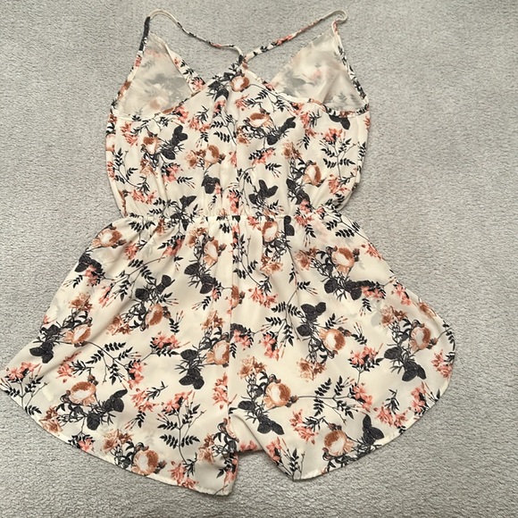 Floral romper. Size small. - Picture 2 of 2